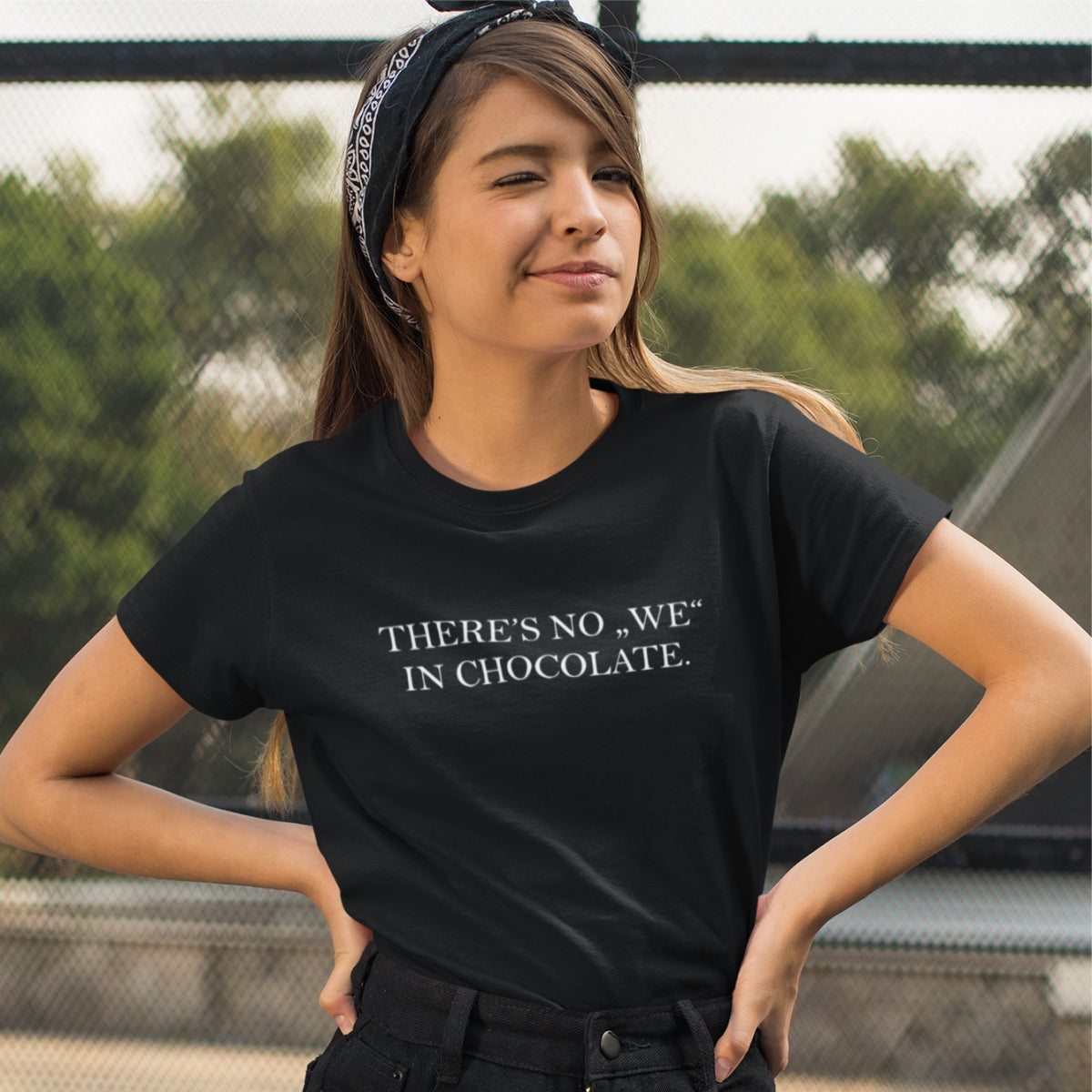 Czarna UNISEX koszulka "There's no we in chocolate"