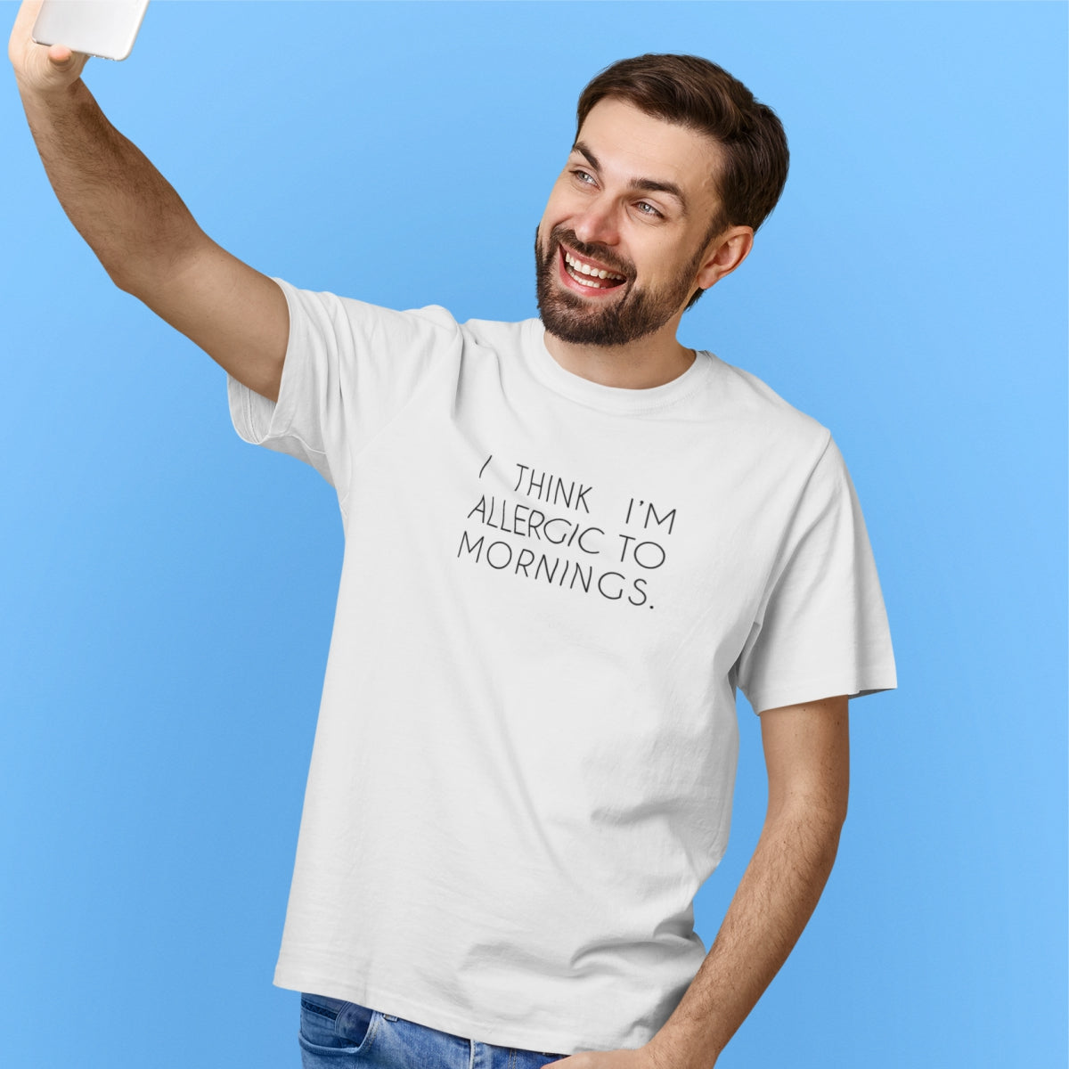 Biały T-shirt "Allergic to mornings"