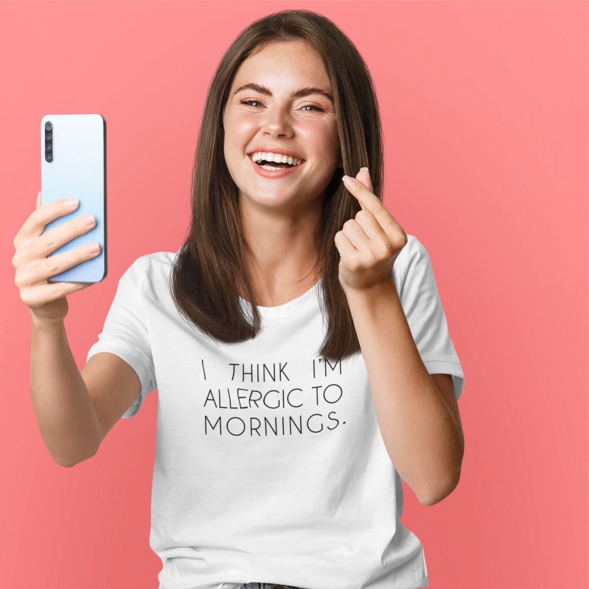 Biały T-shirt "Allergic to mornings"